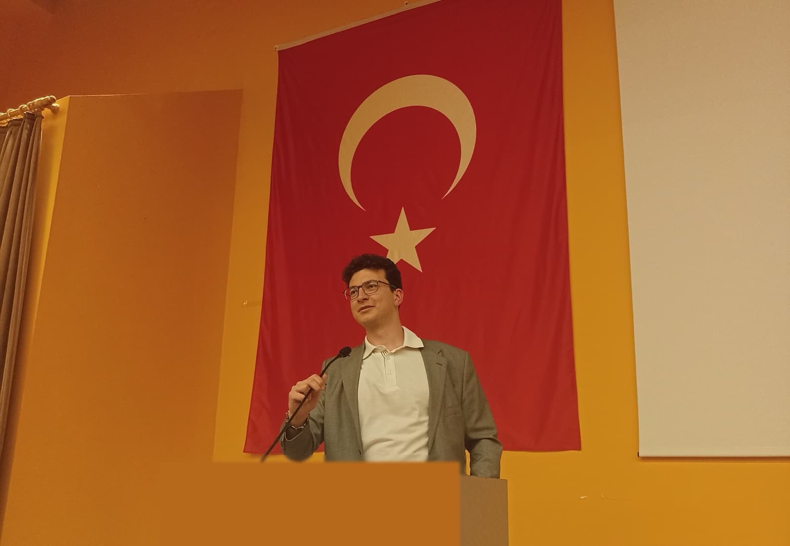 Mustafa Melih Önal bir teknoloji sempozyumunda konuşma yaparken