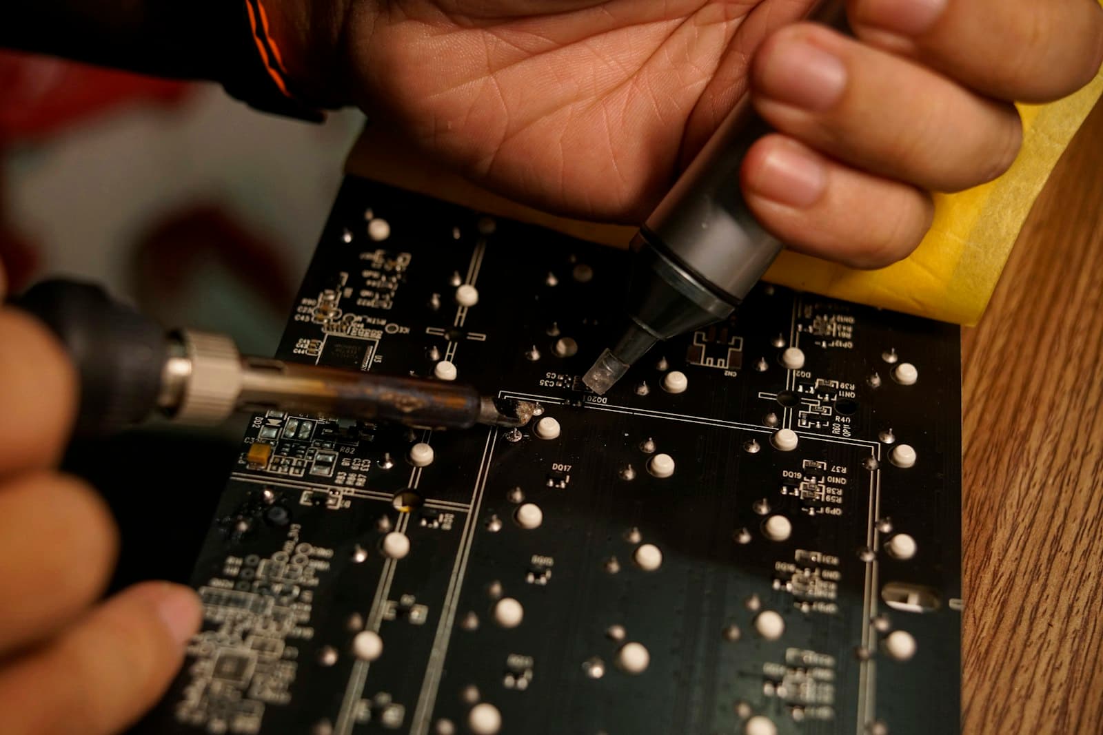 Devre kartı üzerinde yakın plan elektronik çalışması